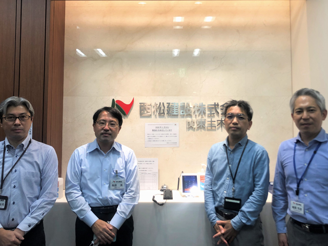 西松建設株式会社 西松建設株式会社 関東土木支社　現場工務革新センター（左から） グループ2グループ長：高橋　英児様、グループ1グループ長：梅原　清様、グループ3グループ長：吉川　健一様、グループ4グループ長：嶋貫　芳彦様